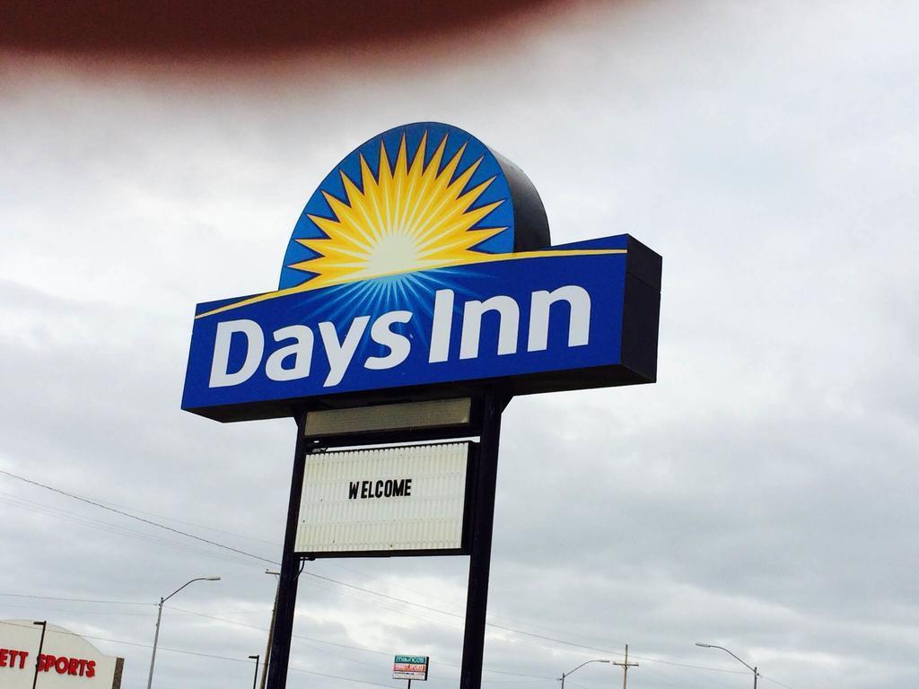 Days Inn By Wyndham Pratt Exteriör bild